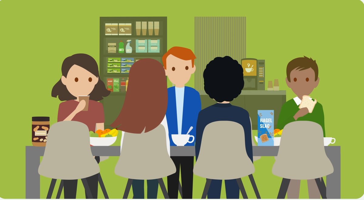 Collega's die samen aan tafel zitten in een kantine met fruit en koffie